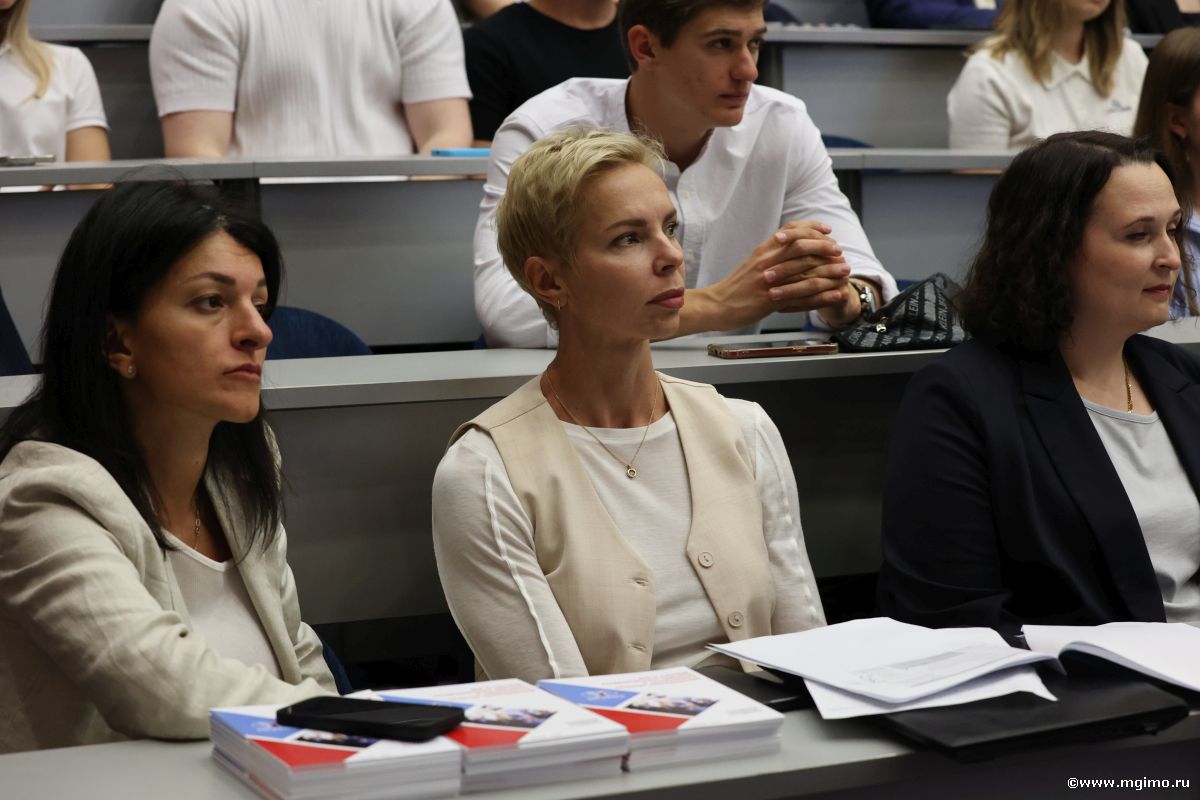 Магистранты Школы бизнеса МГИМО получили студенческие билеты