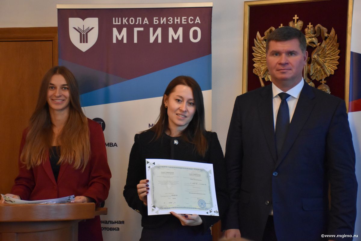 Вручение удостоверений слушателям программы по международному деловому протоколу и этикету