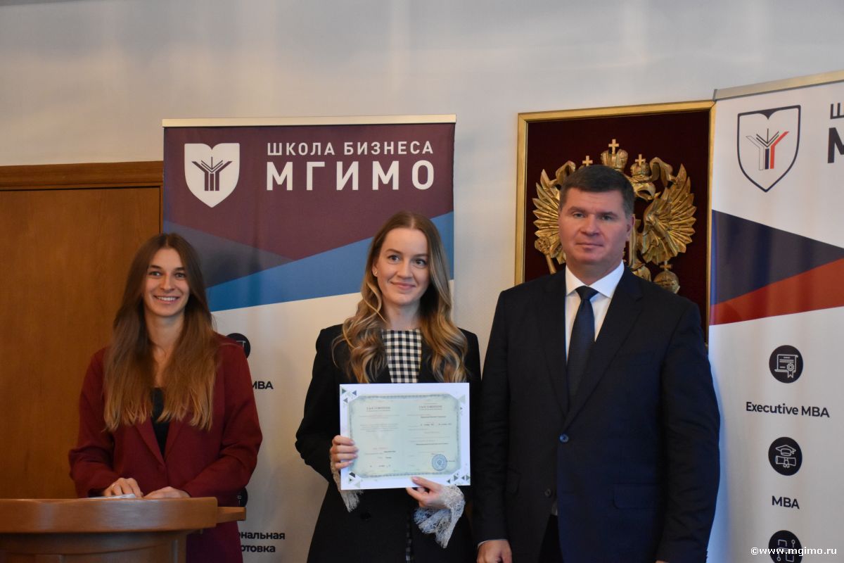 Вручение удостоверений слушателям программы по международному деловому протоколу и этикету