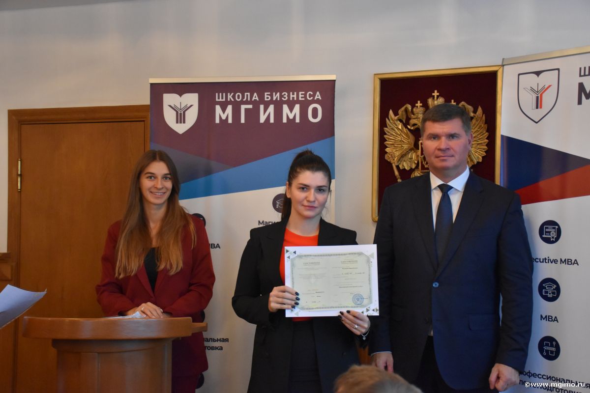 Вручение удостоверений слушателям программы по международному деловому протоколу и этикету