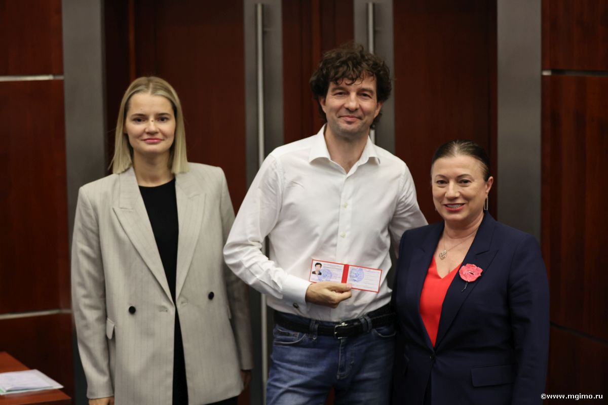 Магистранты Школы бизнеса МГИМО получили студенческие билеты