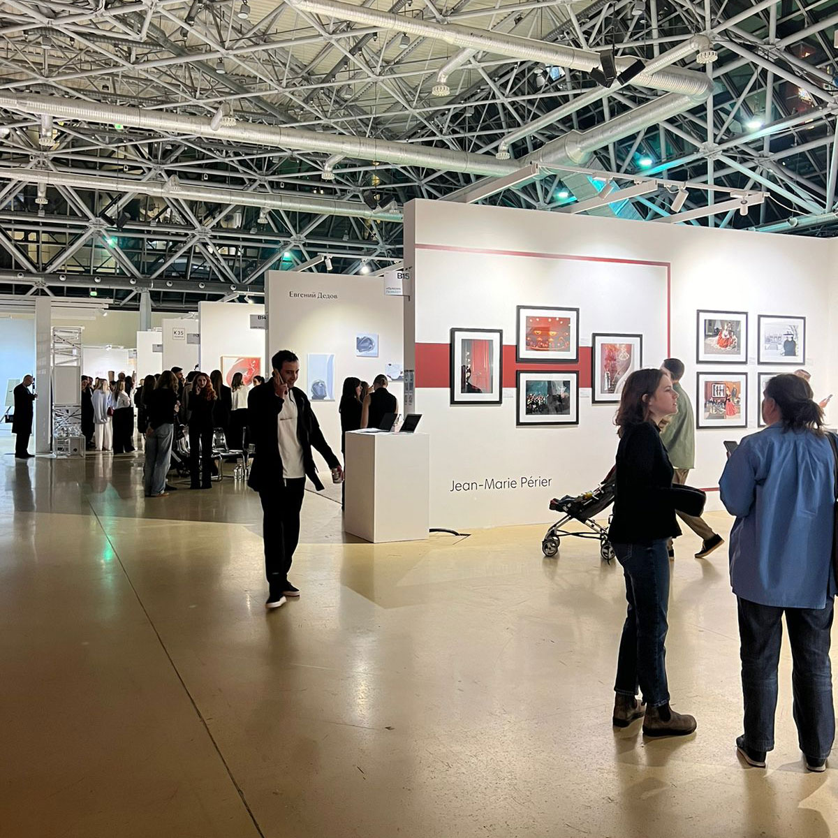 Магистранты программы «Менеджмент в сфере искусства и культуры» на арт-ярмарке Cosmoscow