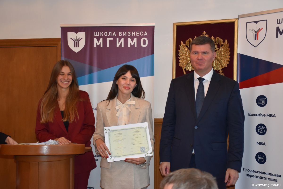 Вручение удостоверений слушателям программы по международному деловому протоколу и этикету