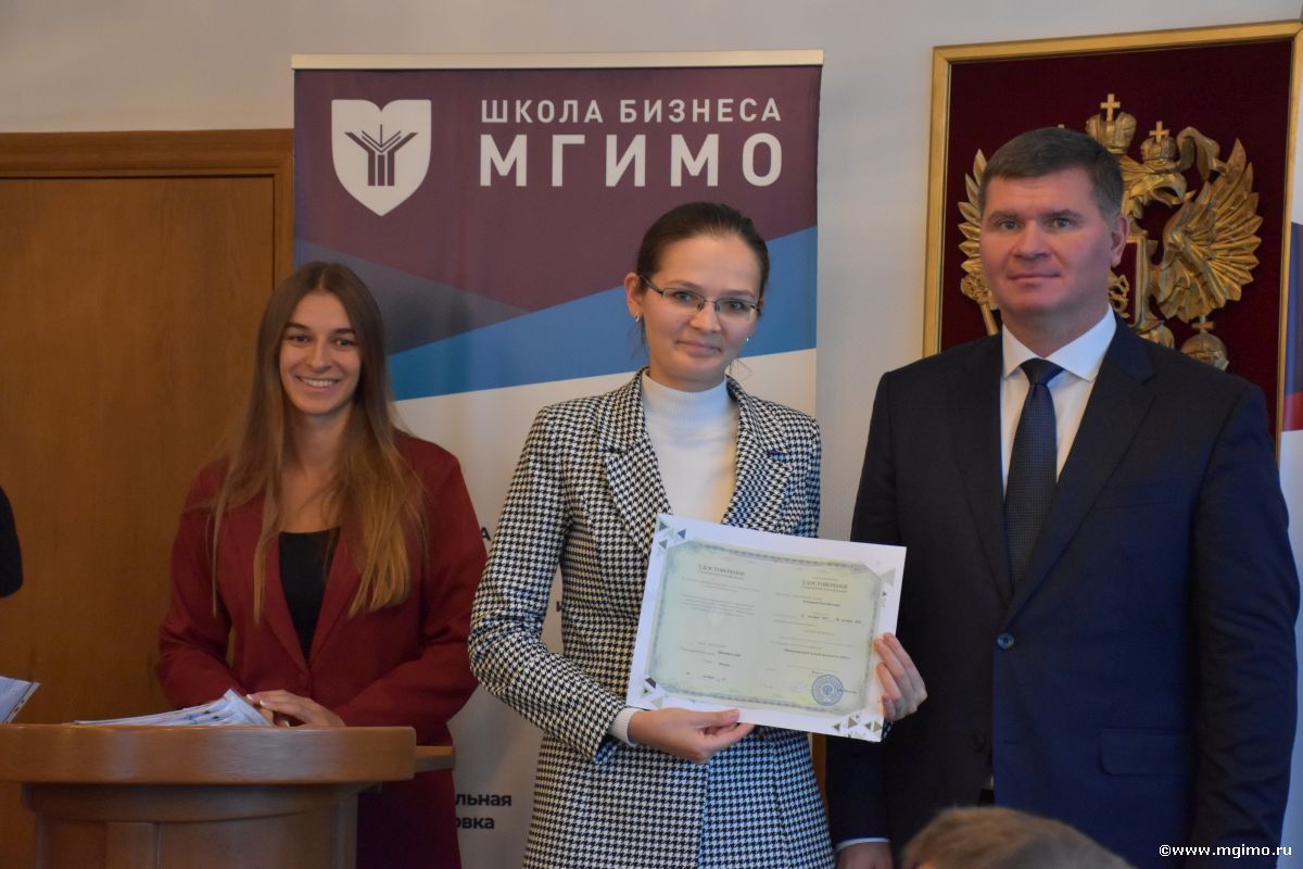 Вручение удостоверений слушателям программы по международному деловому протоколу и этикету