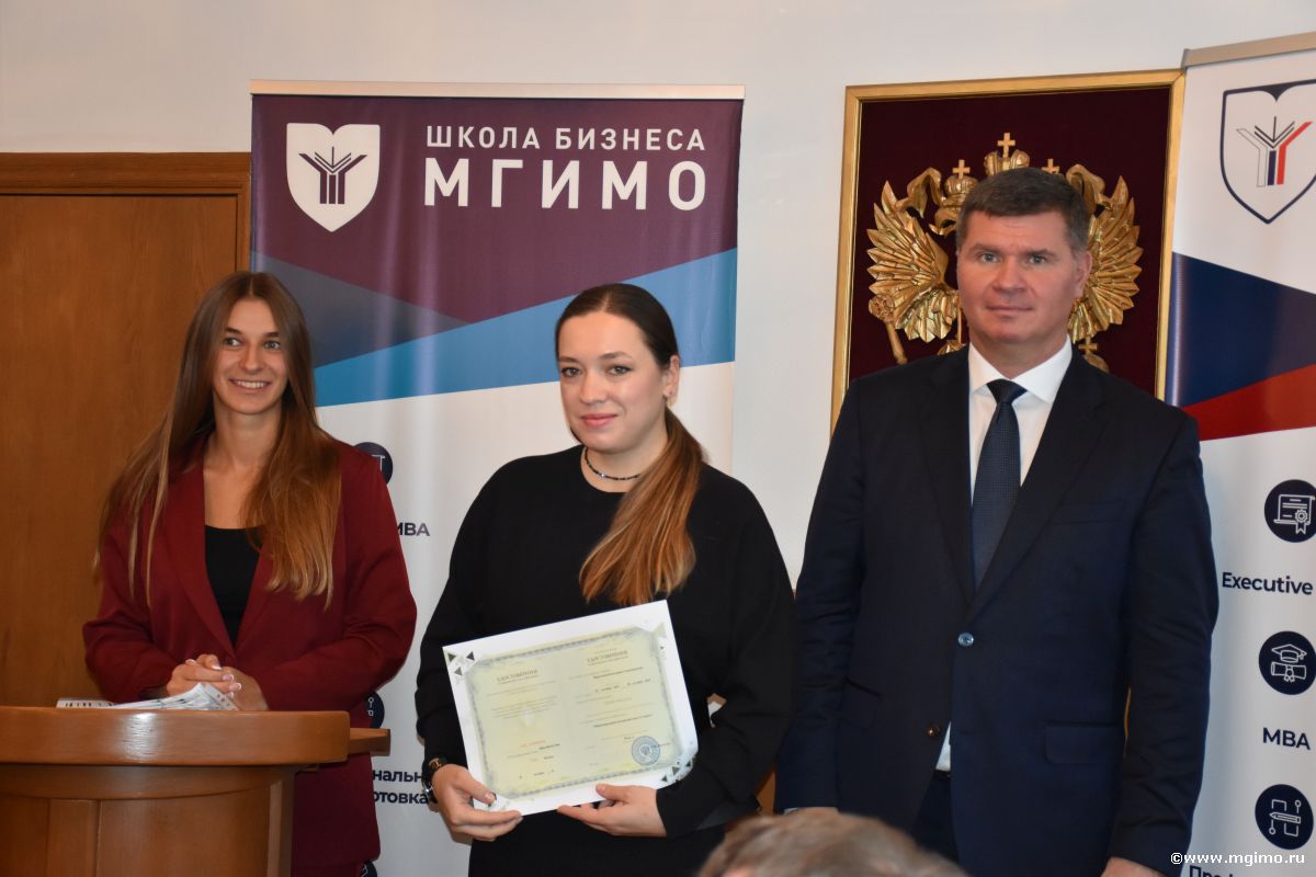 Вручение удостоверений слушателям программы по международному деловому протоколу и этикету