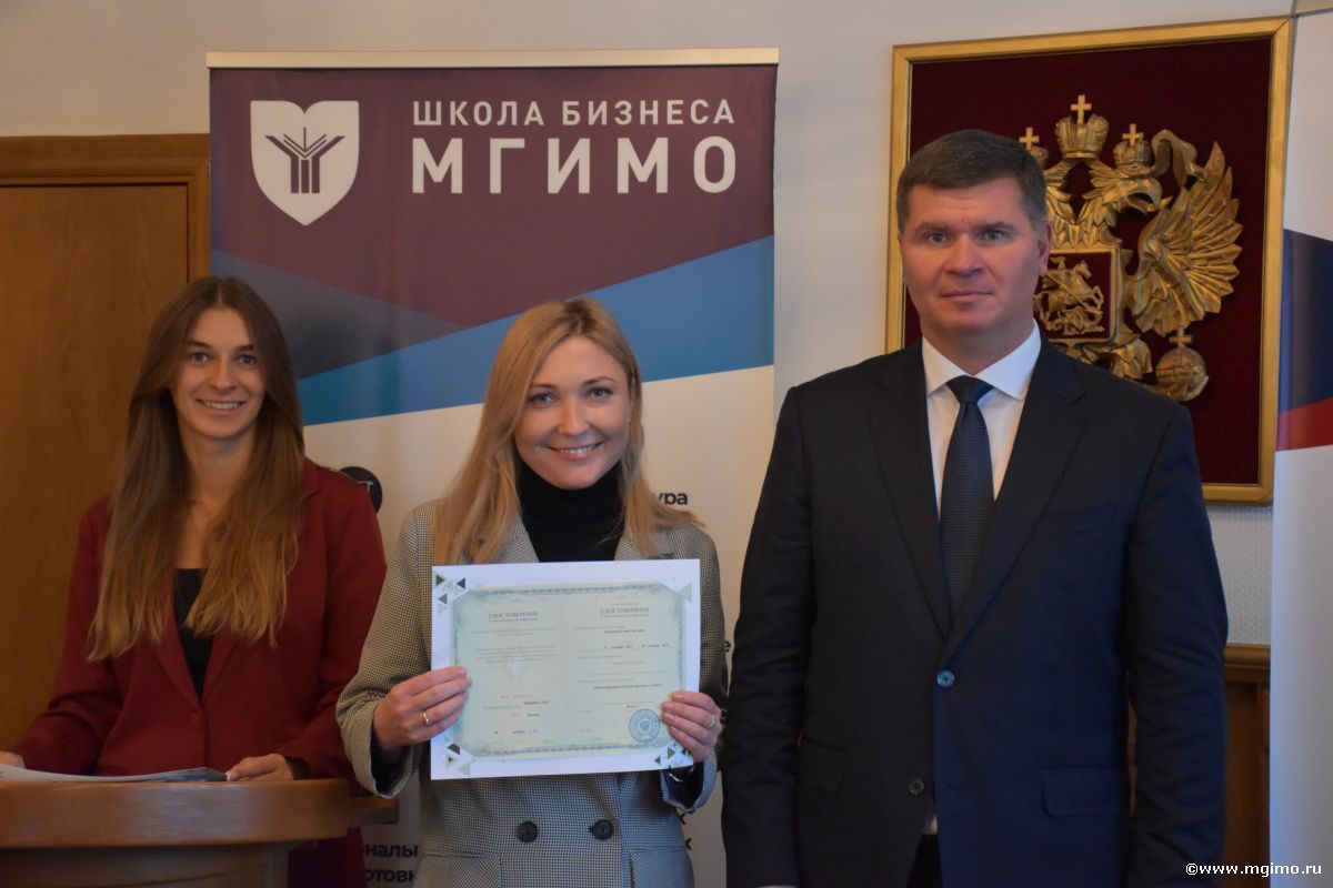 Вручение удостоверений слушателям программы по международному деловому протоколу и этикету
