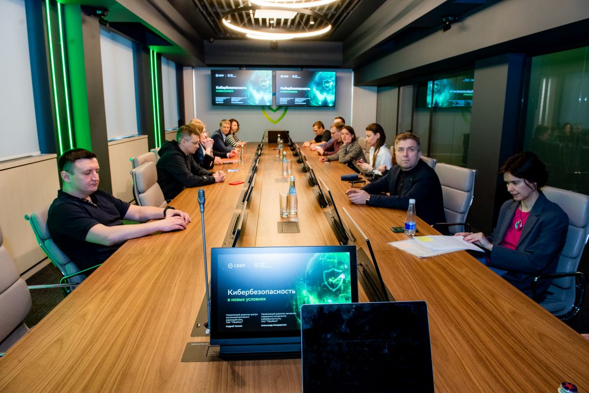 Слушатели программы МВА «Цифровая экономика» провели день в Центре киберзащиты Сбербанка