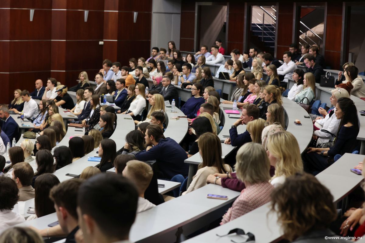 Магистранты Школы бизнеса МГИМО получили студенческие билеты
