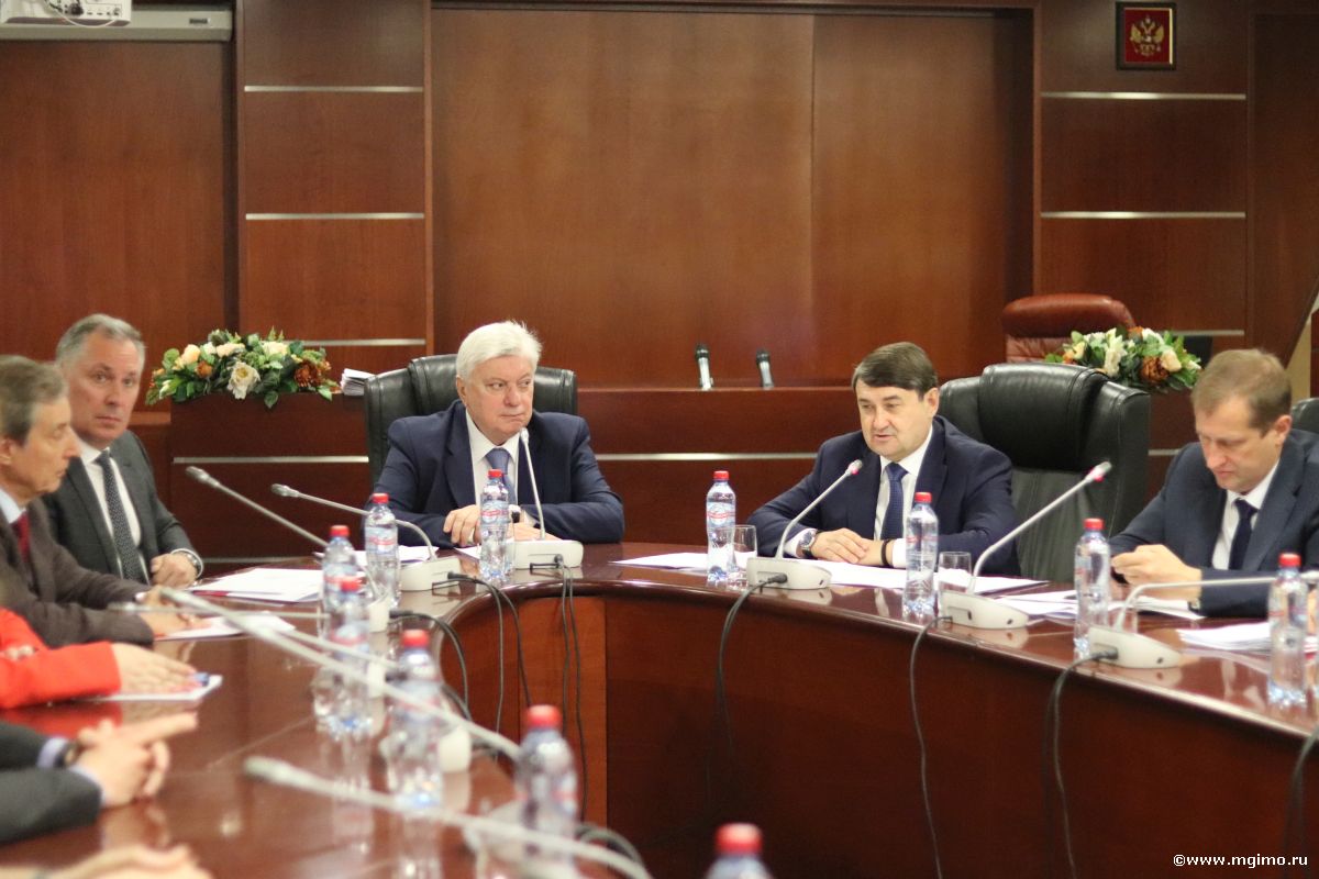 Руководители российских спортивных федераций получили дипломы МГИМО