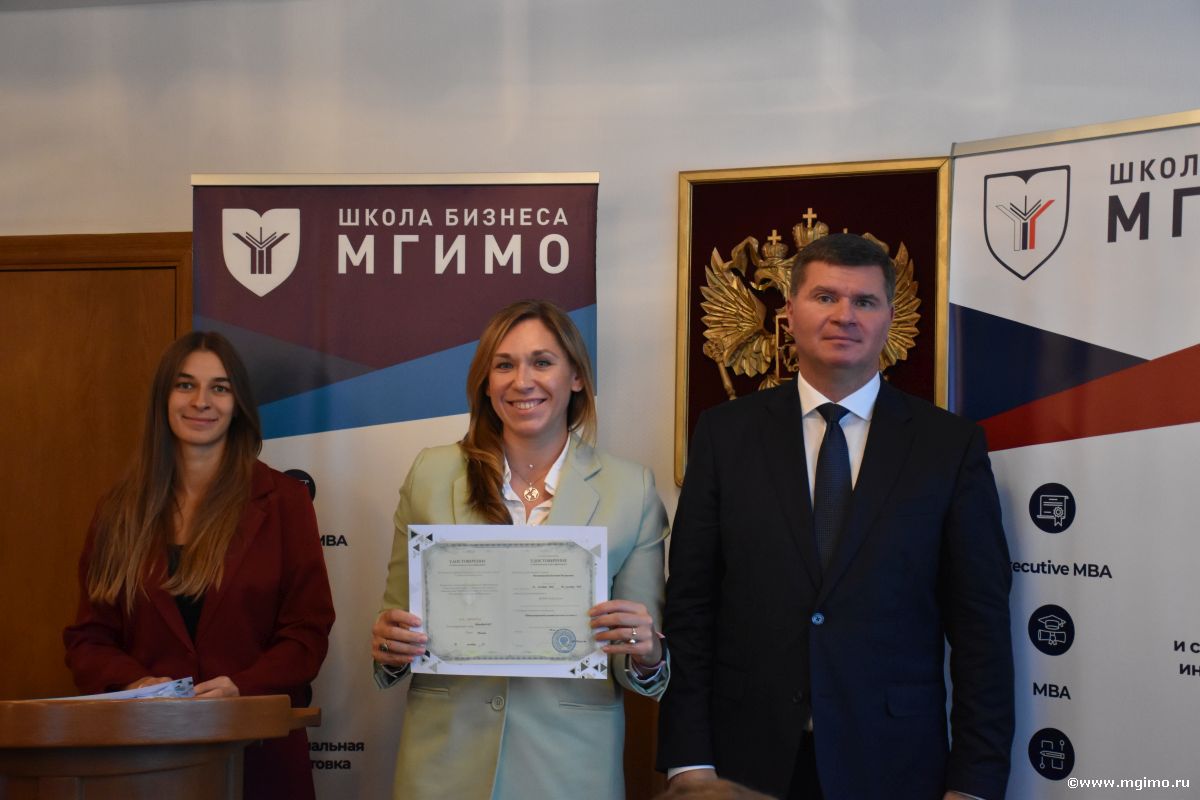 Вручение удостоверений слушателям программы по международному деловому протоколу и этикету