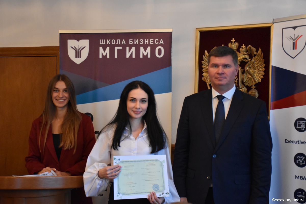 Вручение удостоверений слушателям программы по международному деловому протоколу и этикету