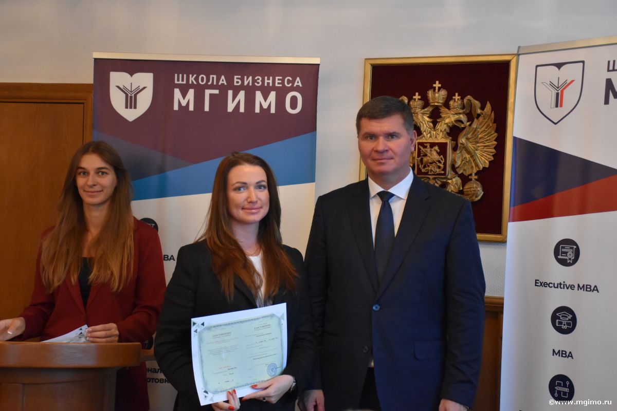 Вручение удостоверений слушателям программы по международному деловому протоколу и этикету