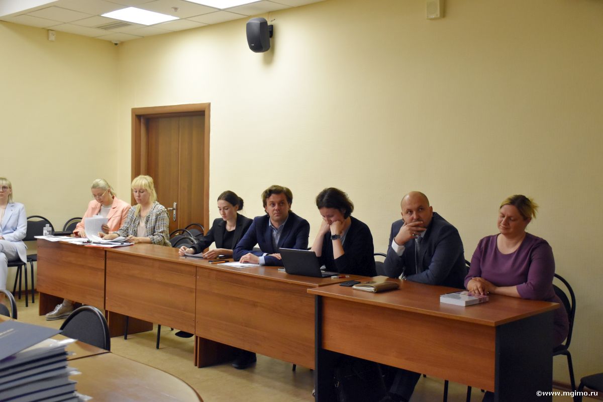 Выпускники программ «Международные отношения» и «Международные деловые коммуникации и протокол» защитили свои дипломные проекты