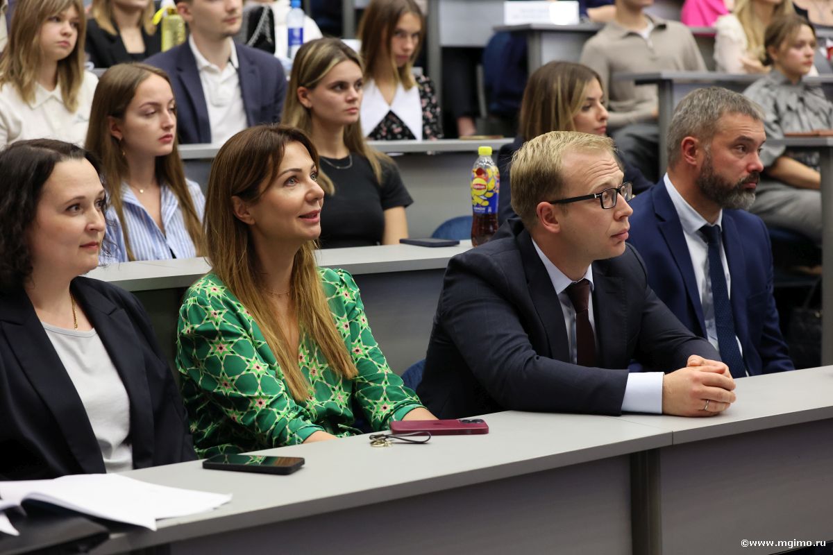 Магистранты Школы бизнеса МГИМО получили студенческие билеты