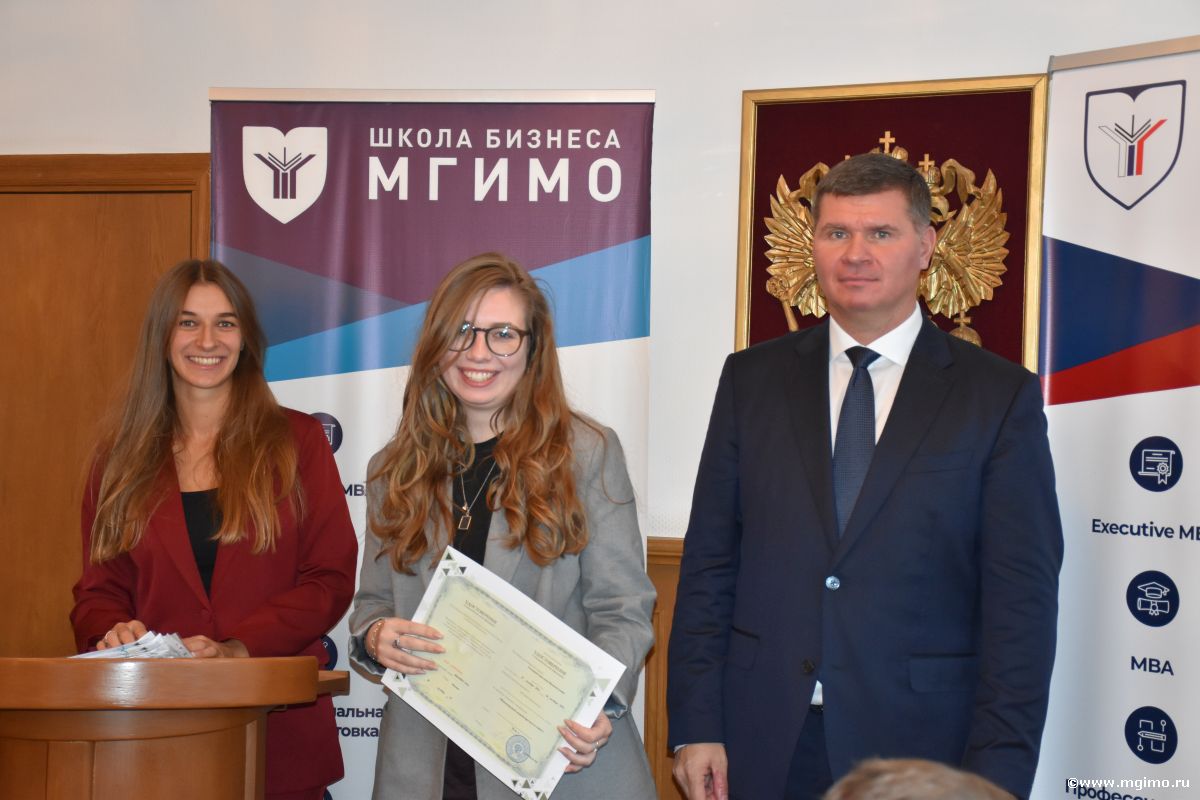 Вручение удостоверений слушателям программы по международному деловому протоколу и этикету