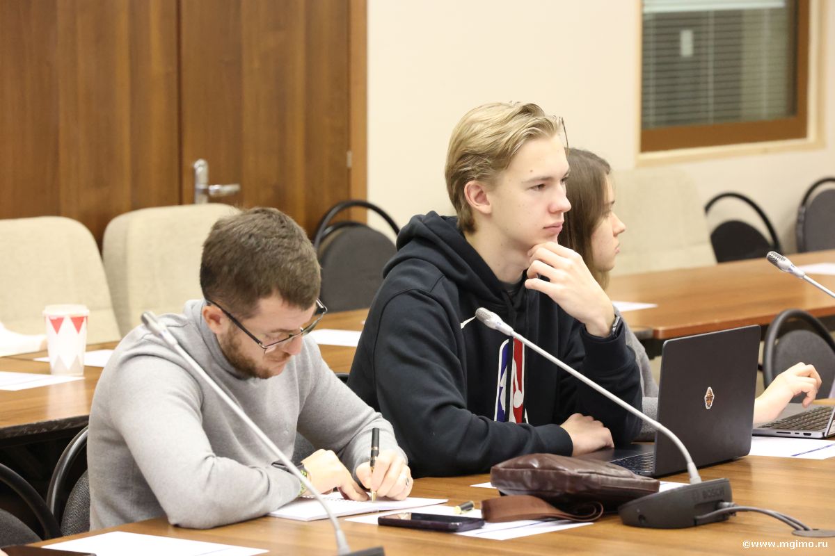 Формирующийся миропорядок: риски и возможности для России