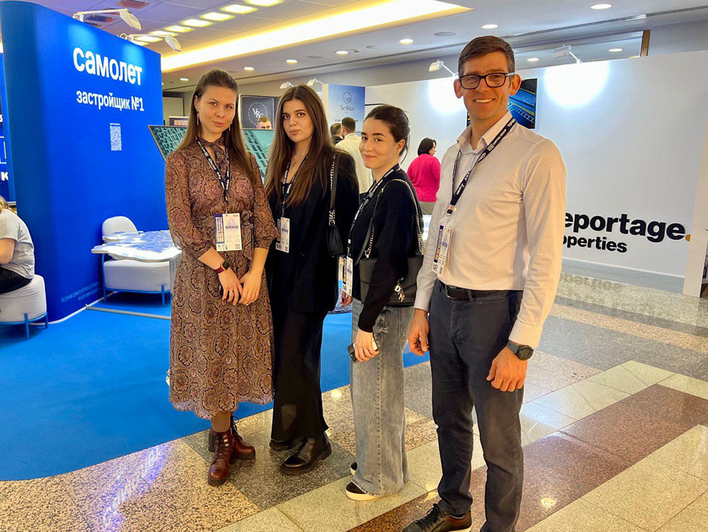 Студенты МГИМО в Центре международной торговли Москвы