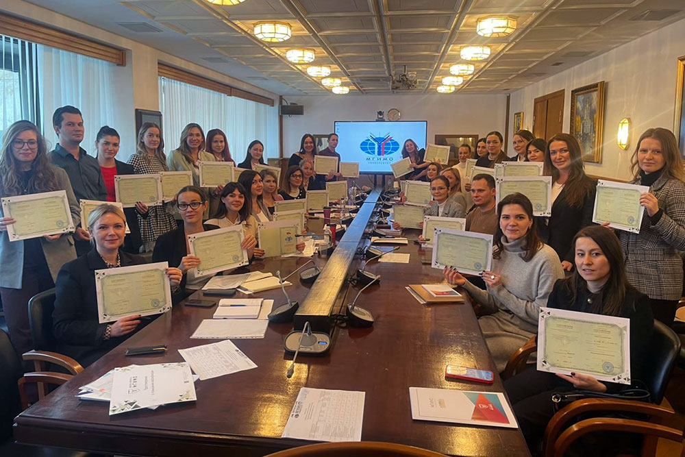 Вручение удостоверений слушателям программы по международному деловому протоколу и этикету