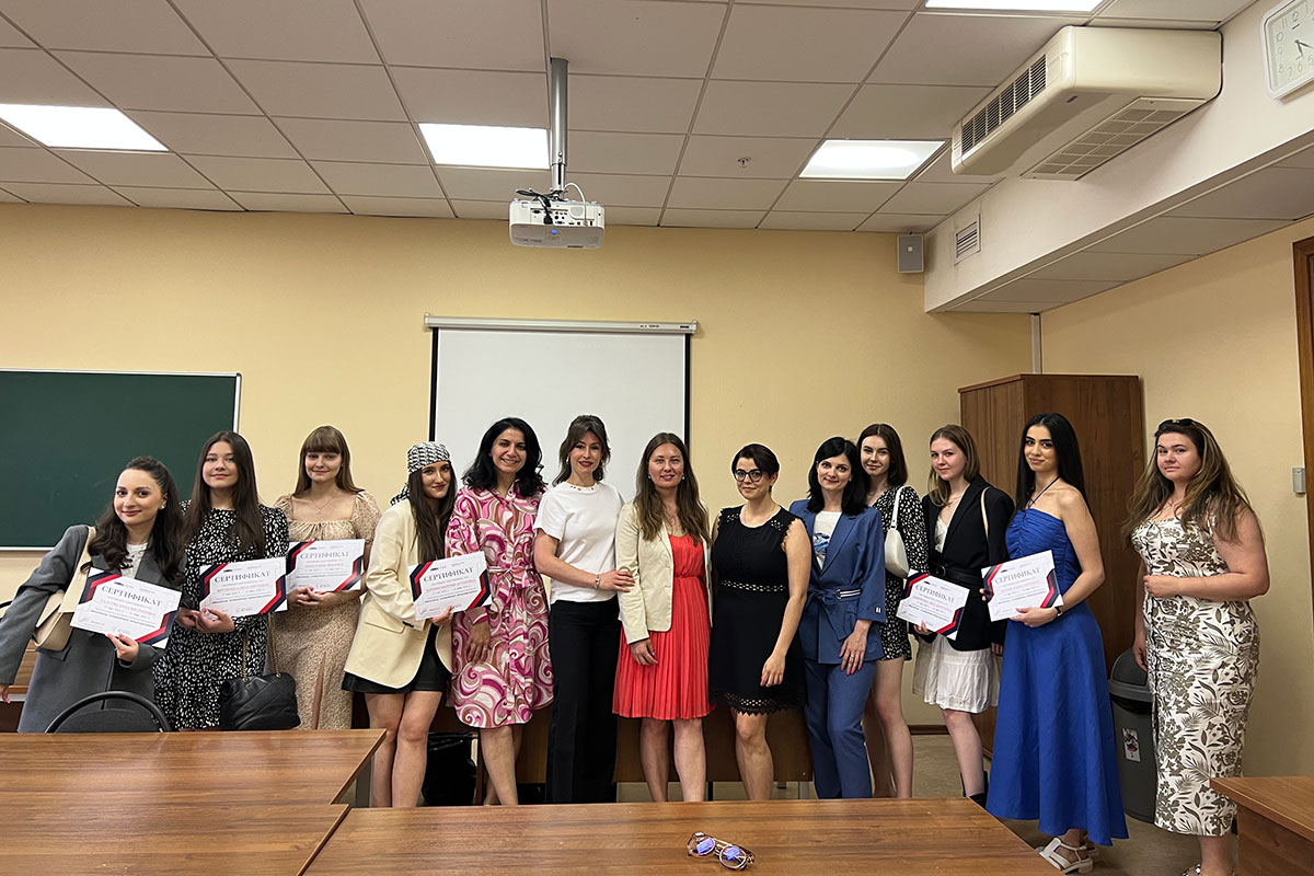 Слушатели курса повышения квалификации «Инкубатор копирайтера-международника» получили сертификаты