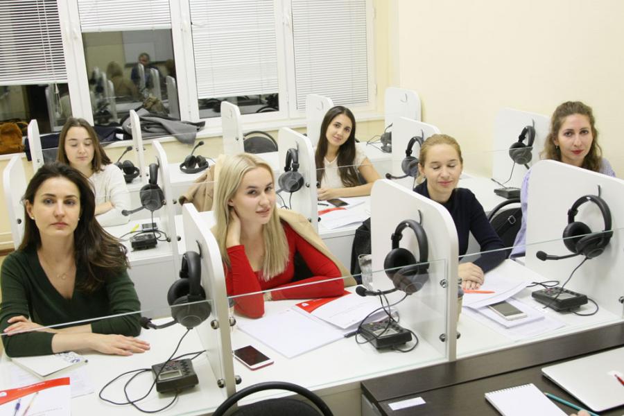 Стартовала программа профессиональной переподготовки по синхронному переводу