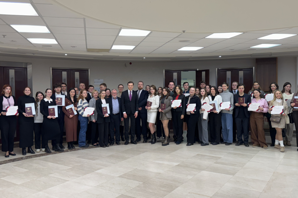 Вручение дипломов о профессиональной переподготовке по устному переводу