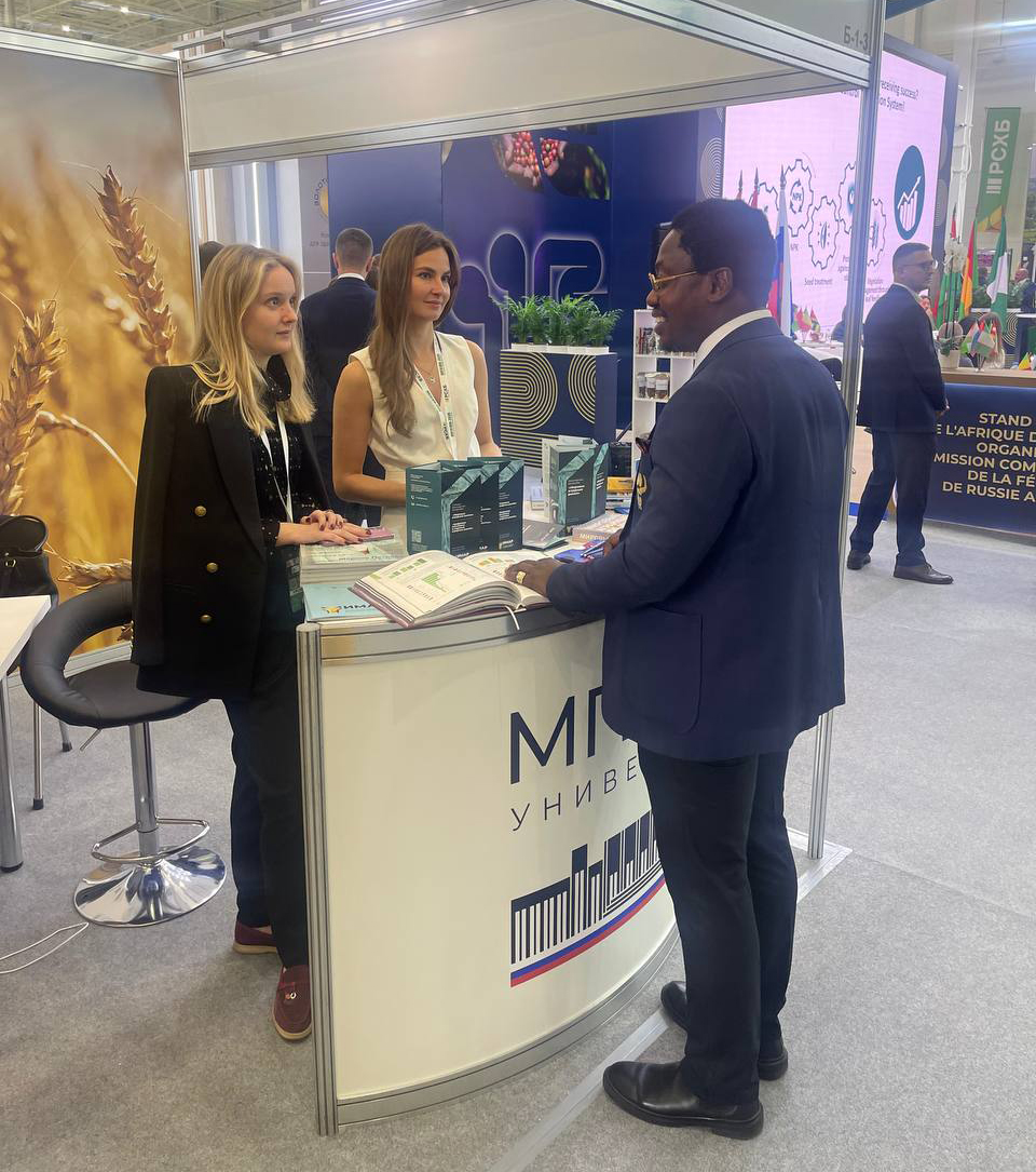 Магистранты ИМАР приняли участие в выставке «Золотая осень — 2025»